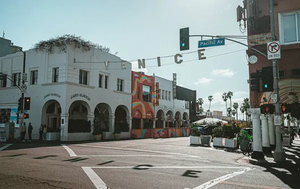 Venice Beach giriş sokağı. Eski araba. Yüksek kalite fotoğraf