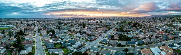 San Leandro Körfezi Bölgesi. Sunset Drone Panorama. Yüksek kalite fotoğraf Güzel gökyüzü. San Francisco arkada..