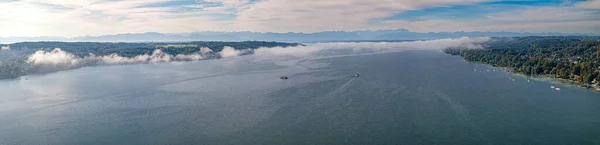 Bavyera 'daki Starnbergersee Gölü. Sonbaharda İHA Panorama. Yüksek kalite fotoğraf