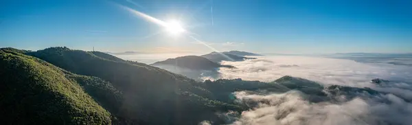 Toskana tepelerinde günbatımı. Manzaranın güzel hava görüntüsü. Yüksek kalite fotoğraf