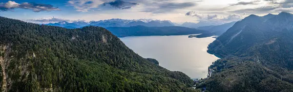 Walchensee Gölü Bavyera Alpleri. Hava Panoraması. Yüksek kaliteli fotoğraf Avrupa Almanya Avusturyalı Yatılı Karwendel Dağları 