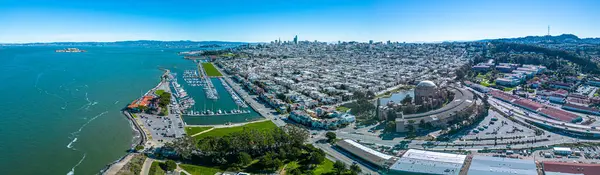 Marina Green 'den San Francisco Havaalanı sahil iskelesi ve şehir manzarası. Yüksek kalite fotoğraf