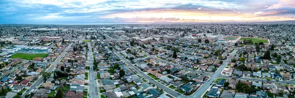 San Leandro Körfezi Bölgesi. Sunset Drone Panorama. Yüksek kalite fotoğraf Güzel gökyüzü. San Francisco arkada..