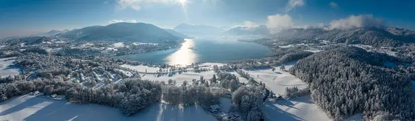 Tegernsee Gölü Bavyera. Güzel bir kış manzarası. Karwendel Alpleri. Avrupa 'da kaliteli fotoğraf Almanya.