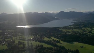 Tegernsee Gölü Bavyera. Kötü Wiessee anteni. Dağ manzarası. Yüksek kaliteli 4k görüntü Almanya Avrupa Alpleri