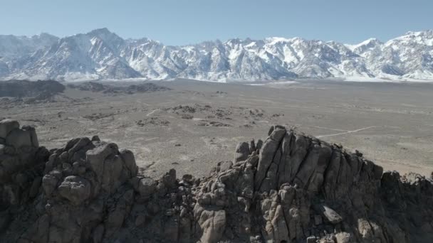 アラバマヒルズ シエラネバダ カリフォルニア州 雪が降った山々との岩の形成 高品質の4K映像 アメリカ ローンパイン — ストック動画