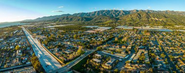 101. Otoyol Carpinteria. Santa Barbara 'ya yakın sahil yolu. Hava Panoraması. Yüksek kalite fotoğraf
