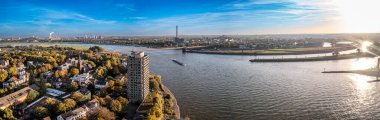 Duisburg Ruhr Bölgesi. Rhein Nehri. Sonbaharda insansız hava aracı. Yüksek kalite fotoğraf