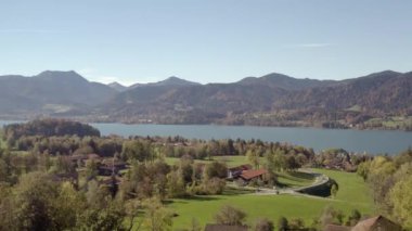 Tegernsee Gölü sonbaharda güzel bir hava manzarası. Arka planda Bavyera Alpleri Avrupa Bavyera Almanya 'sında 4k' lik yüksek kaliteli görüntü