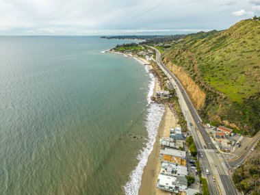1. Otoyol California. Kıyı şeridinin ve yolun havadan panoraması. Yeşil tepeler ve sahil kenarda. Yüksek kalite fotoğraf