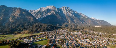 Hall Innsbruck Oteli Vadisi. Karwendel Dağları Alpleri. Hava Panoraması. Absam Avusturya Tyrol Avrupa Yüksek kalite fotoğraf
