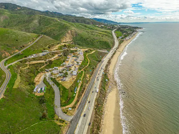 1. Otoyol California. Kıyı şeridinin ve yolun havadan panoraması. Yeşil tepeler ve sahil kenarda. Yüksek kalite fotoğraf