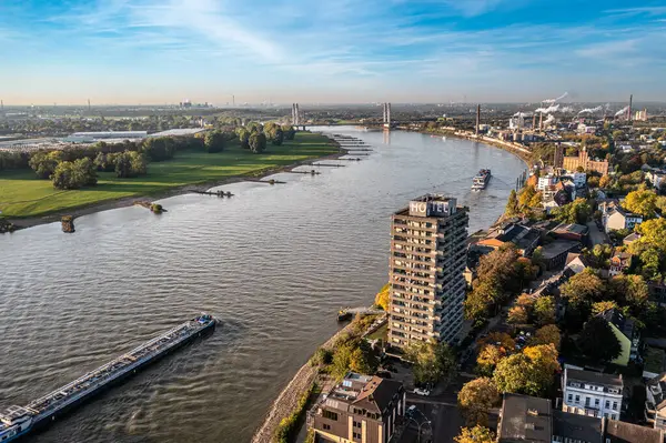 Duisburg Ruhr Bölgesi. Rhein Nehri. Sonbaharda insansız hava aracı. Yüksek kalite fotoğraf