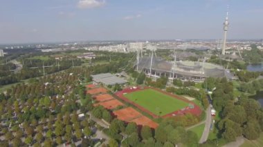Olimpiyat Parkı Münih. Futbol ve Atletik Stadyum. Bavyera 'da. Hava uçuşu. Yüksek kalite 4k görüntü