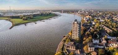Duisburg Ruhr Bölgesi. Rhein Nehri. Sonbaharda insansız hava aracı. Yüksek kalite fotoğraf