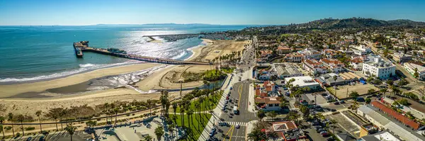 Santa Barbara Havacılık Panoraması. Pier ve Beach 'in manzaralı görüntüleri. Yüksek kalite fotoğraf
