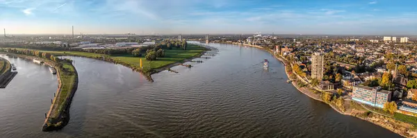 Duisburg Ruhr Bölgesi. Rhein Nehri. Sonbaharda insansız hava aracı. Yüksek kalite fotoğraf