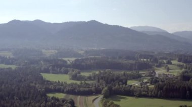 Bavyera Alpleri. İnsansız hava aracı dağlarda ve tarım alanlarında vuruldu. Karwendel Zugspitze Heimgarten. Yüksek kalite 4k görüntü