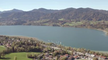 Tegernsee Gölü sonbaharda güzel bir hava manzarası. Arka planda Bavyera Alpleri Avrupa Bavyera Almanya 'sında 4k' lik yüksek kaliteli görüntü