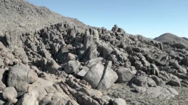 Alabama Hills Sierra Nevada California. Karlı dağlarla kaya oluşumu. Yüksek kaliteli 4K görüntüler ABD Yalnız Çam