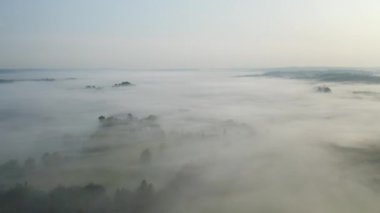 Bavyera Alplerinde İHA 'lı Günbatımı Panoraması. Yerde sis ve sis var. Yüksek kalite fotoğraf