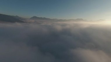 Bulutların üstünde ve içinde. Gün batımında Bavyera Alplerinde FPV uçuşu. Tegernsee Gölü 'ne yakın yüksek kaliteli 4K görüntüler.