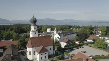 Chiemsee Gölü Bavyera. 4k hava aracı atışı. Ising. Kilise ve Dağlar arkada. Yüksek kalite 4k görüntü