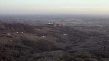 Tuscany Panorama, gün batımında zeytin ve şarap sahalarının üzerinde uçuyor. Yaşlı Castle. Avrupa İtalya Montecatini Pistoia Florenz Lucca Monsummano Empoli 4K