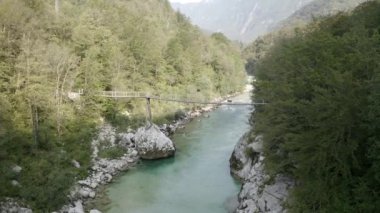 Soca Nehri. Suyun üzerindeki köprü. Slovenya 'da bir vadi. 4K hava uçuşu. Yüksek kalite 4k görüntü