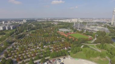 Olimpiyat Parkı Münih. Futbol ve Atletik Stadyum. Bavyera 'da. Hava uçuşu. Yüksek kalite 4k görüntü
