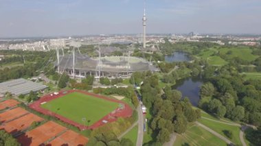 Olimpiyat Parkı Münih. Futbol ve Atletik Stadyum. Bavyera 'da. Hava uçuşu. Yüksek kalite 4k görüntü