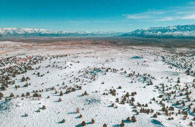 Piskopos Winter. Owens Vadisi Sierra Nevada. Inyo İlçesi. Hava Panorama Kaliforniya ABD Sahnesi Kış Sahnesi 395. Otoyol