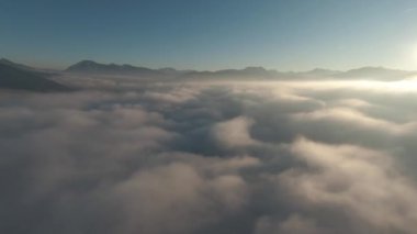 Bulutların üstünde ve içinde. Gün batımında Bavyera Alplerinde FPV uçuşu. Tegernsee Gölü 'ne yakın yüksek kaliteli 4K görüntüler.