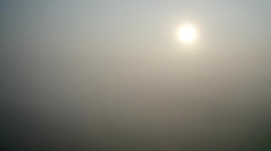 Bavyera Alplerinde İHA 'lı Günbatımı Panoraması. Yerde sis ve sis var. Yüksek kalite fotoğraf