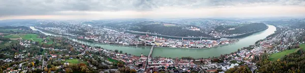 Passau Bavyera Almanya. Eski kasaba, Inn ve Donau 'nun hava manzarası. Yüksek kalite fotoğraf