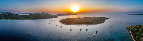 Yelkenli insansız hava aracı günbatımı Hırvatları. Yüksek kalite fotoğraf adası