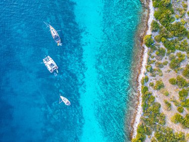 Yelkenli ve katamaran mavi turkuaz su koyunda. Cennetin dayanak noktası. Hırvatistan 'ın yüksek kaliteli yelkenli gezisi