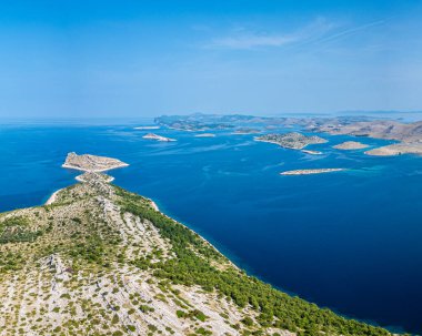 Kornati Adaları Hırvatistan insansız hava aracı panoraması. Kornati Ulusal Parkı 'ndaki deniz ve adaların yüksek kaliteli fotoğrafı