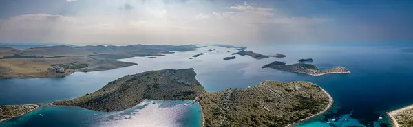 Kornati Adaları Hırvatistan insansız hava aracı panoraması. Kornati Ulusal Parkı 'ndaki deniz ve adaların yüksek kaliteli fotoğrafı