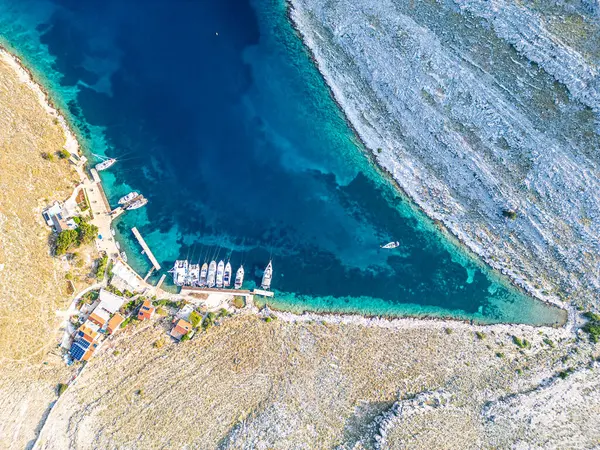 Drone 'dan Sea Bay' e. Turkuaz, Hırvatça mavi su. Yelkenli antenli. Yüksek kalite fotoğraf