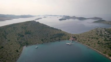 Hırvatistan 'daki Kornat Adaları. Güzel adalar ve renkli sular var. Yelkenli cenneti. Yüksek kalite 4k görüntü