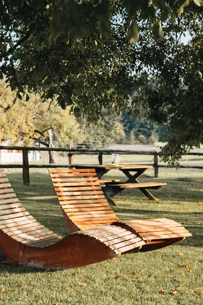 Tahta güverte Chait yazın rahat bir açık hava yerinde. Yüksek kalite fotoğraf