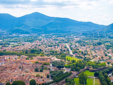 Lucca Tuscany İtalya 'nın en güzel hava manzarası. Yüksek kaliteli fotoğraf Avrupa, insansız hava aracı görünümü 