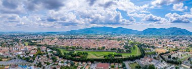 Lucca Tuscany İtalya 'nın en güzel hava manzarası. Yüksek kaliteli fotoğraf Avrupa, insansız hava aracı görünümü 