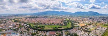 Lucca Tuscany İtalya 'nın en güzel hava manzarası. Yüksek kaliteli fotoğraf Avrupa, insansız hava aracı görünümü 