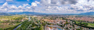 Lucca Tuscany İtalya 'nın en güzel hava manzarası. Yüksek kaliteli fotoğraf Avrupa, insansız hava aracı görünümü 