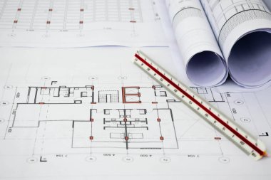 Baltaları, boyutları, yapısı ve ölçekleri olan mimari ve inşaat planları.