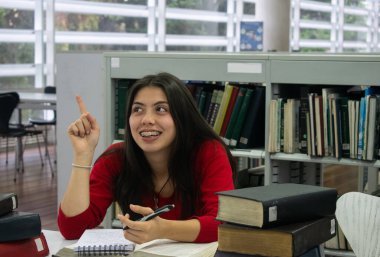 Kırmızı elbiseli kız kütüphanede bir fikri var..