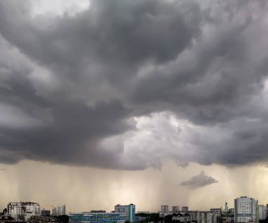 Kasırgadan önce şehrin üzerinde kara fırtına bulutları ile dramatik uğursuz gökyüzü. Güçlü rüzgar, kara bulutları yönlendiriyor. Kötü hava, korkunç doğa olayları. Doğal arkaplan