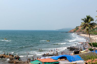 Hindistan 'ın Goa kentindeki Anjuna Sahili' nde, kıyı şeridi boyunca kayalık oluşumlara hafif dalgalar vuruyor..